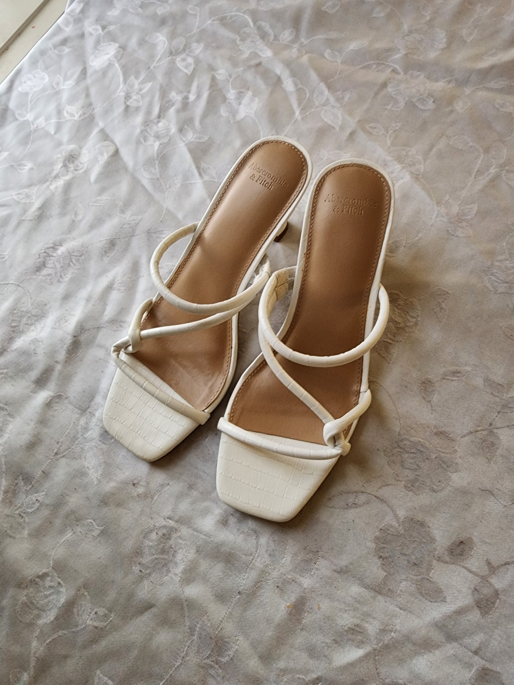 Brand New Abercrombie & Fitch Twist-Strap Heeled Sandal, Size:7.5; Colour:White